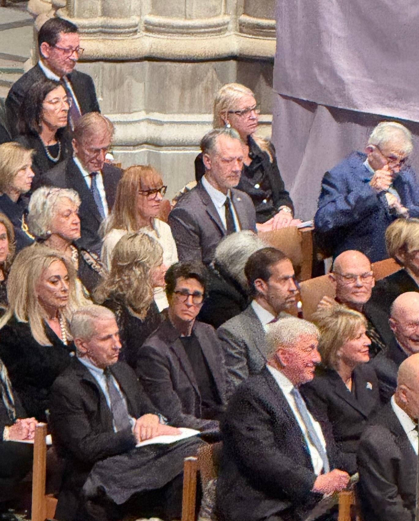 迪克切尼的葬礼上看到一个熟悉的身影，果然是物以类聚，人以群分。福奇参加了这个“D