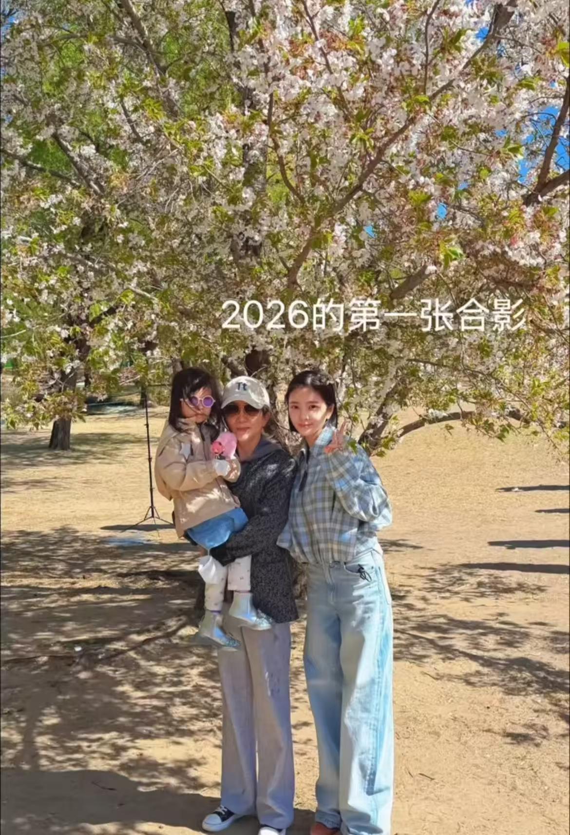 王灿携婆婆女儿踏青晒照，硬刚婆媳不和传闻！4月5日，杜淳老婆王灿在社交平台晒出
