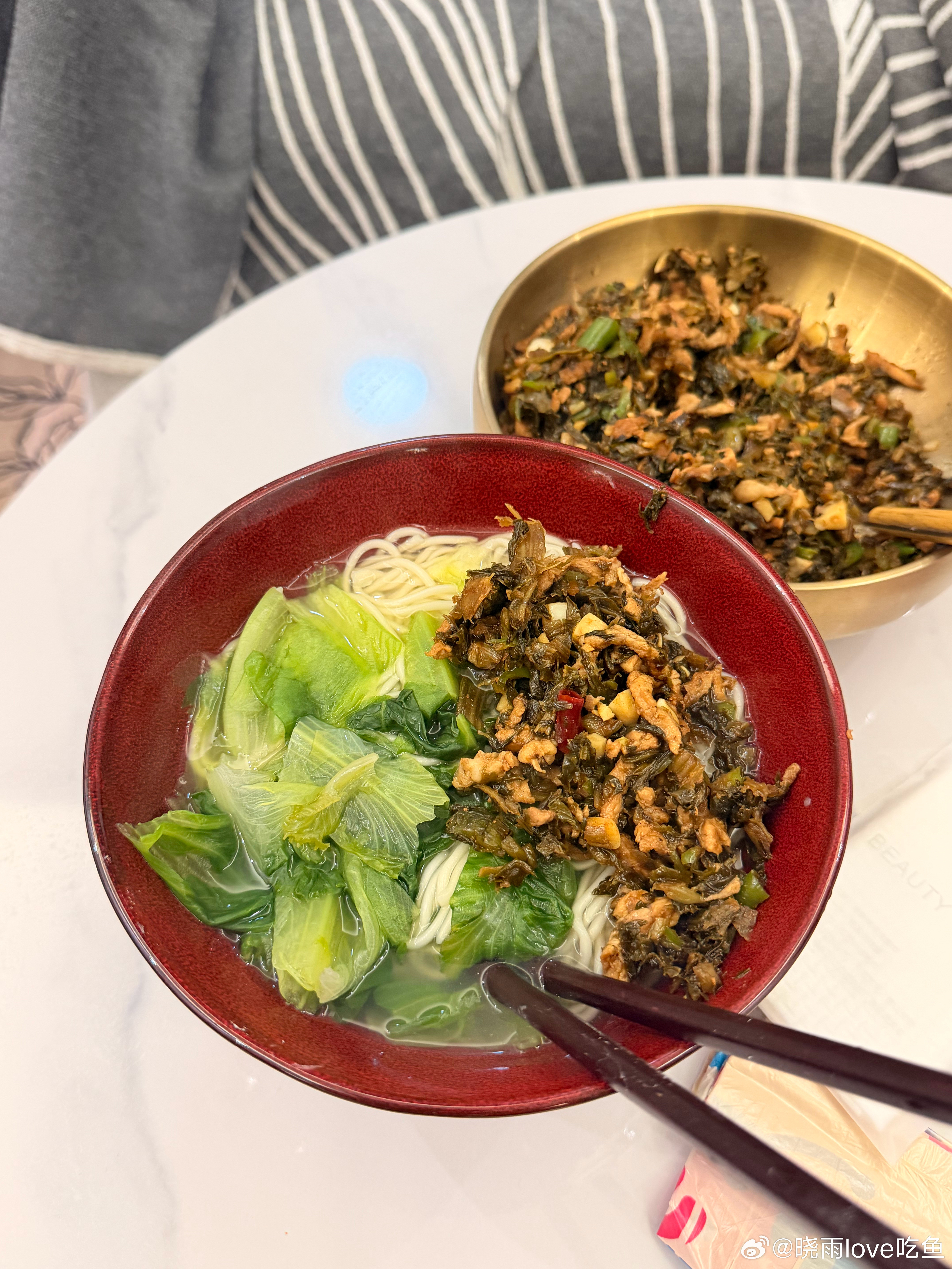 雪菜肉丝面vs酸菜肉沫米线