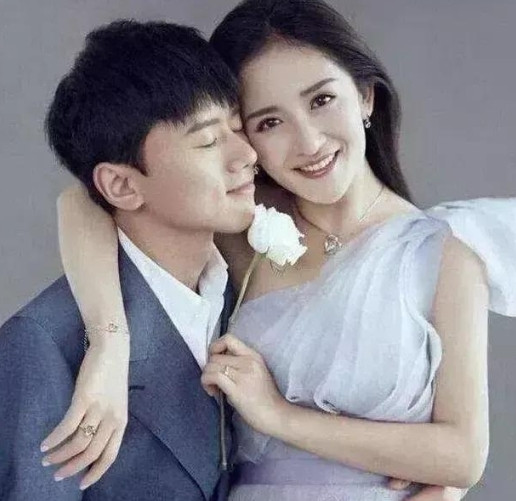 一次，谢娜在包文婧那借了3万澳元，后来还给她3万人民币，包文婧闷闷不乐，直接问她