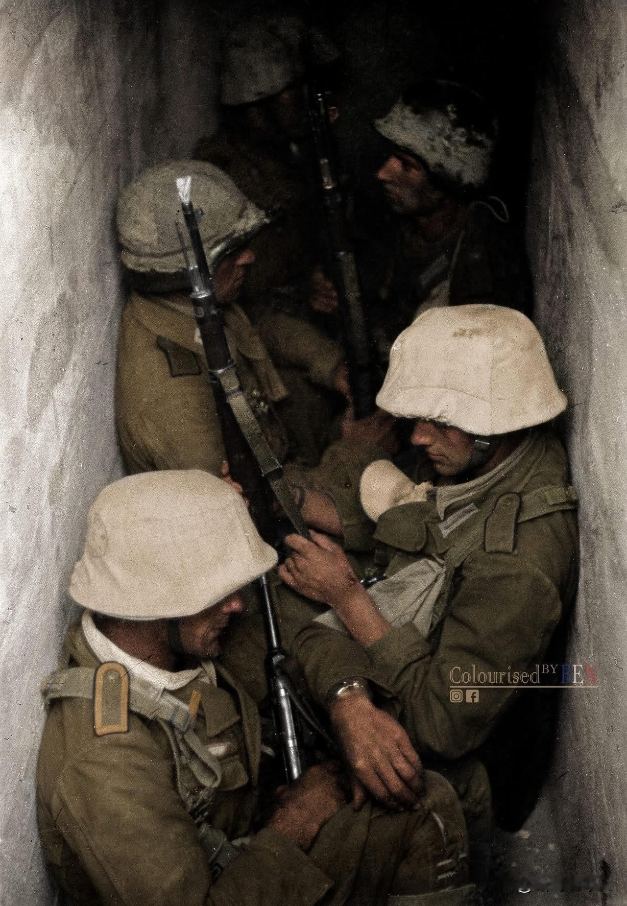 托布鲁克围城战期间，德军士兵已准备就绪，只待夜间突袭发起。托布鲁克围城战由隆美尔