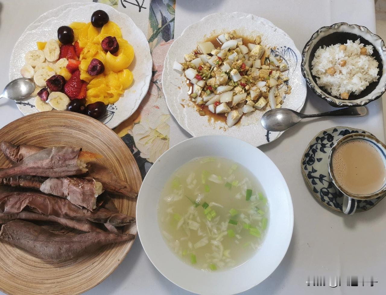 早上起来能晚点，这就算是一顿早午饭吧！昨天又煮一锅羊蝎子汤，今天把羊脊骨捞出