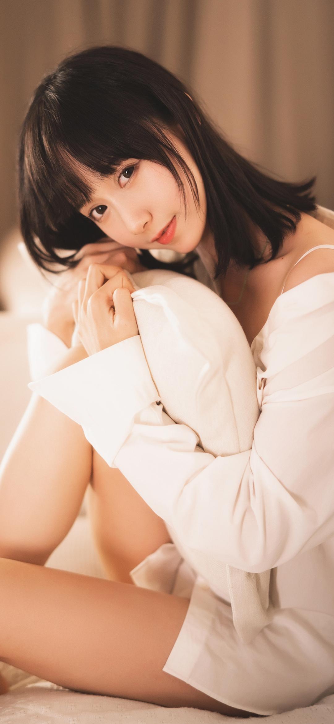 笑话：小明三十未婚，在亲戚明友的极力撮合下，终于交到了女朋友。两人在五一期间去