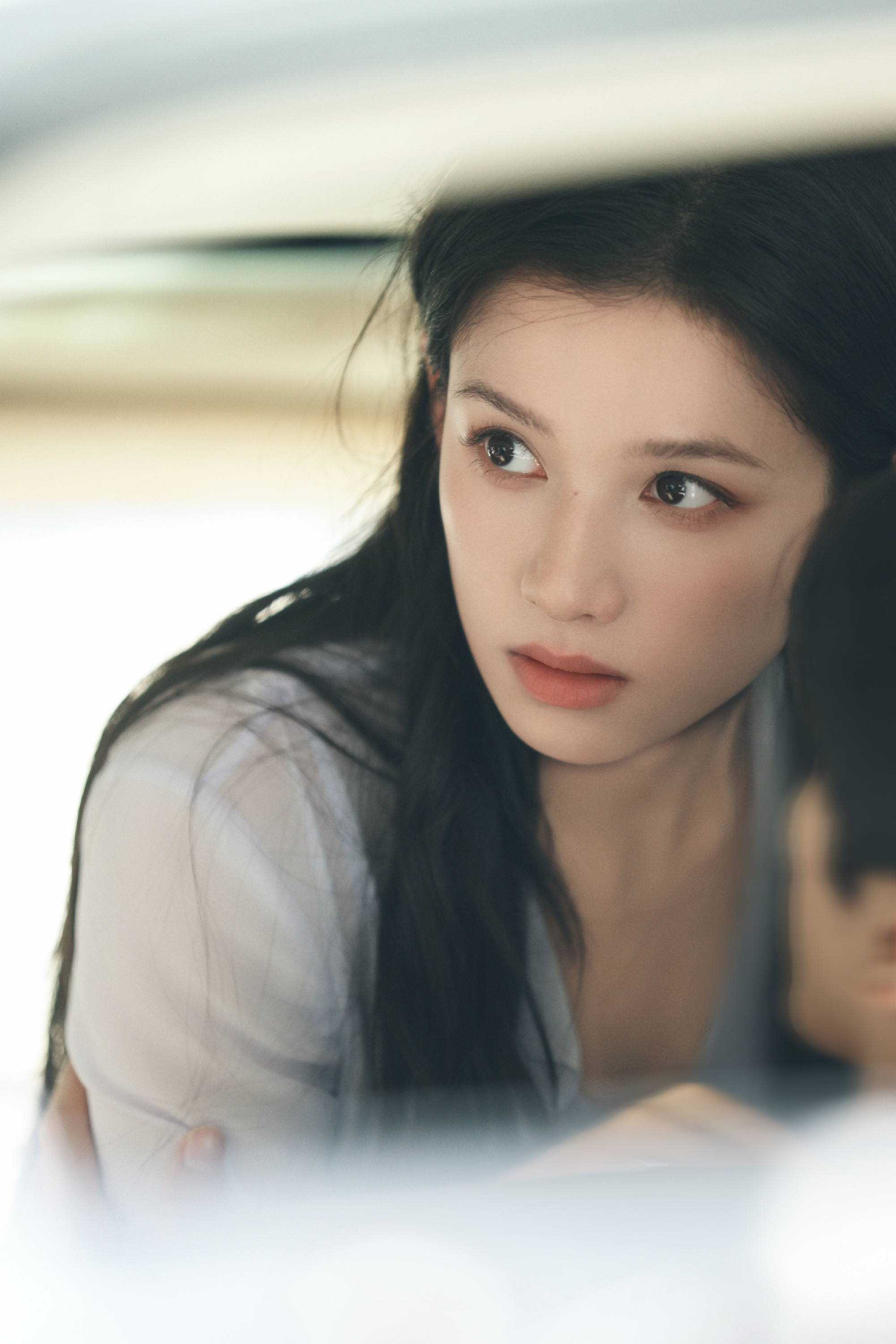 1.张婧仪和宋威龙因为眉弓太高，淋雨都不用闭眼。2.张婧仪连轴转拍了三部戏，等手