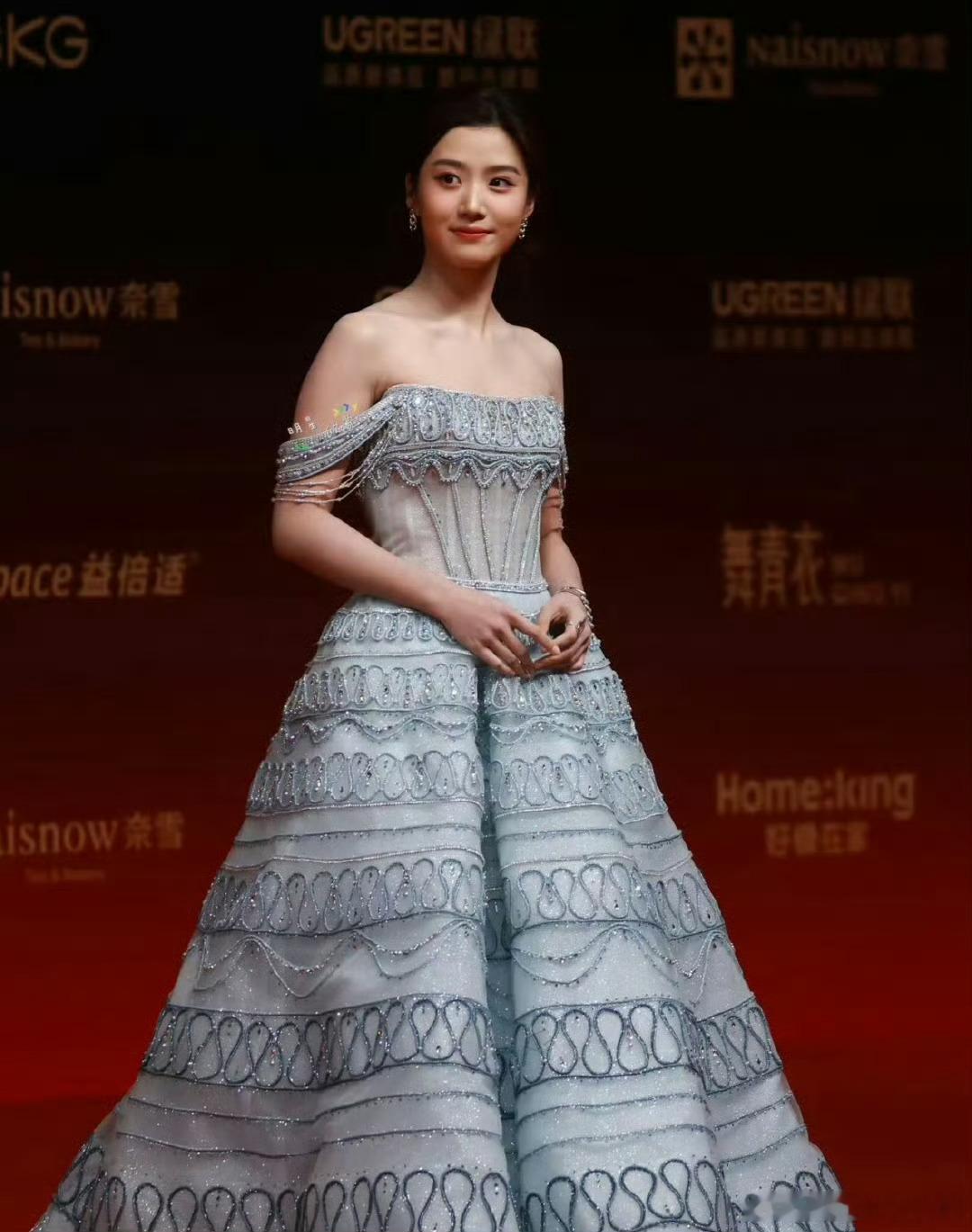 买家秀vs卖家秀。，走红毯的时候为啥不散着头发，脖子上的项链呢？？卢昱晓工作室