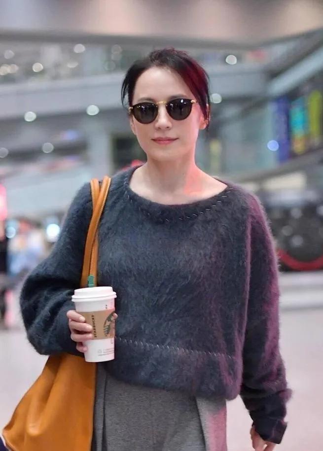 俞飞鸿这状态，说30岁我都信！54岁扎丸子头直接嫩回25+，毛茸茸灰紫毛衣