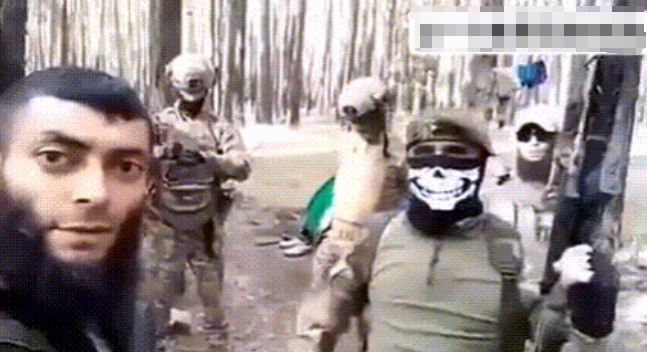 一些来到乌克兰的阿塞拜疆雇佣兵发布视频和俄罗斯叫板这个满脸大胡子、看起来自带暴
