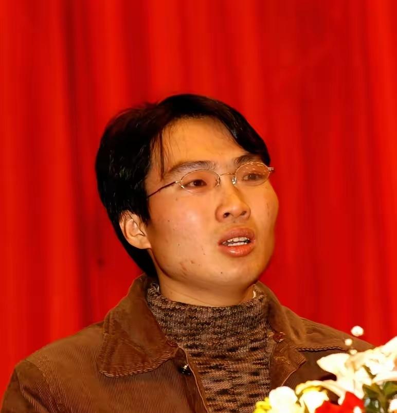 洪战辉，男，1982年6月出生，河南省西华县人，中共党员，中南大学商学院企业管理