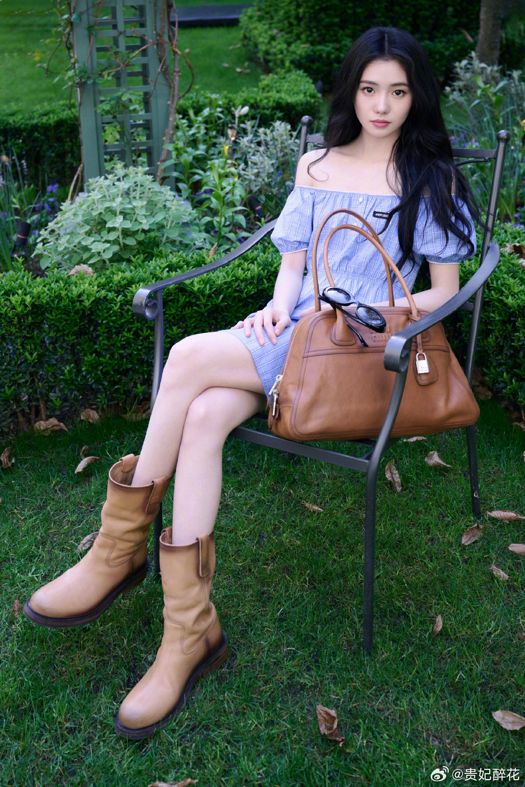 刘浩存inMiuMiu💙🌿👜蓝色连衣裙配Vivant手袋，清新