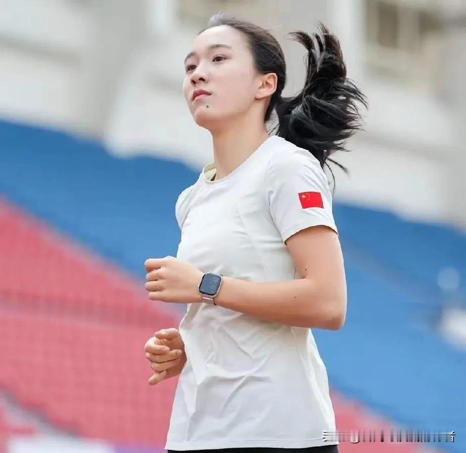 中国女子短跑将会迎来小孩姐的巅峰时期，因为她具备了太多的优势。小孩姐陈妤颉的