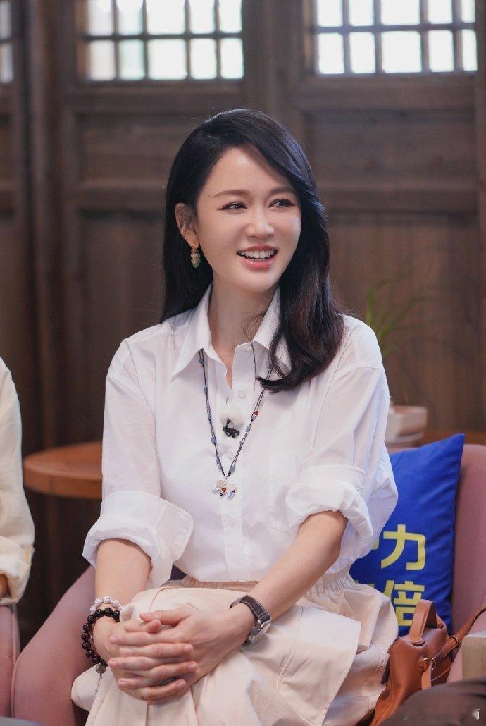 陈乔恩撒娇女王可不是白叫的陈乔恩的撒娇太有感染力了，帮艾伦做完饭后顺势求夸，软