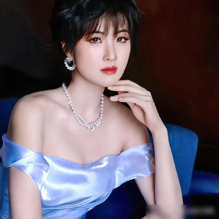 姚安娜那条裙子，你根本买不到。因为它，已绝迹千年。你以为是亮片？别逗了。她