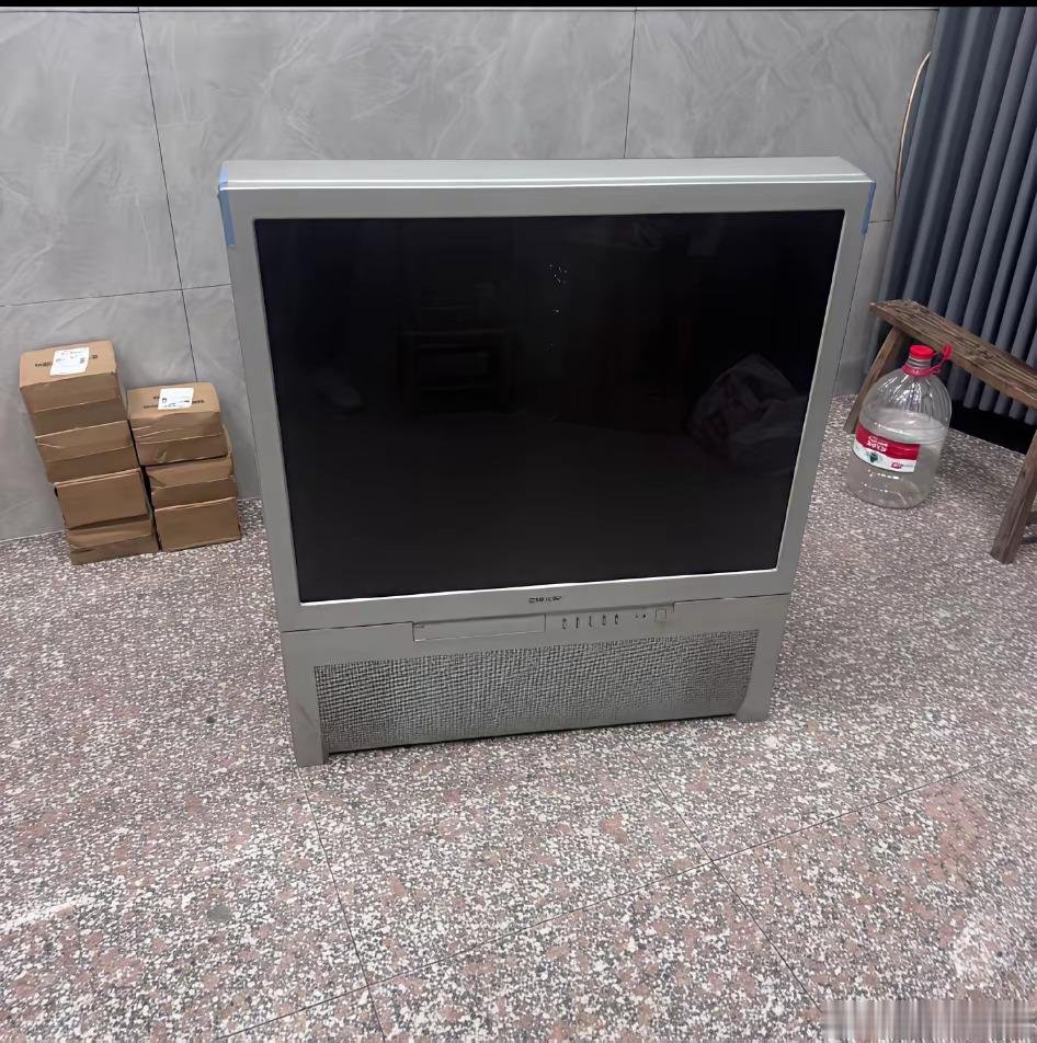今天回老家收拾老房子，打算把闲置十几年的索尼背投旧电视卖掉。喊来收废品师傅一问，