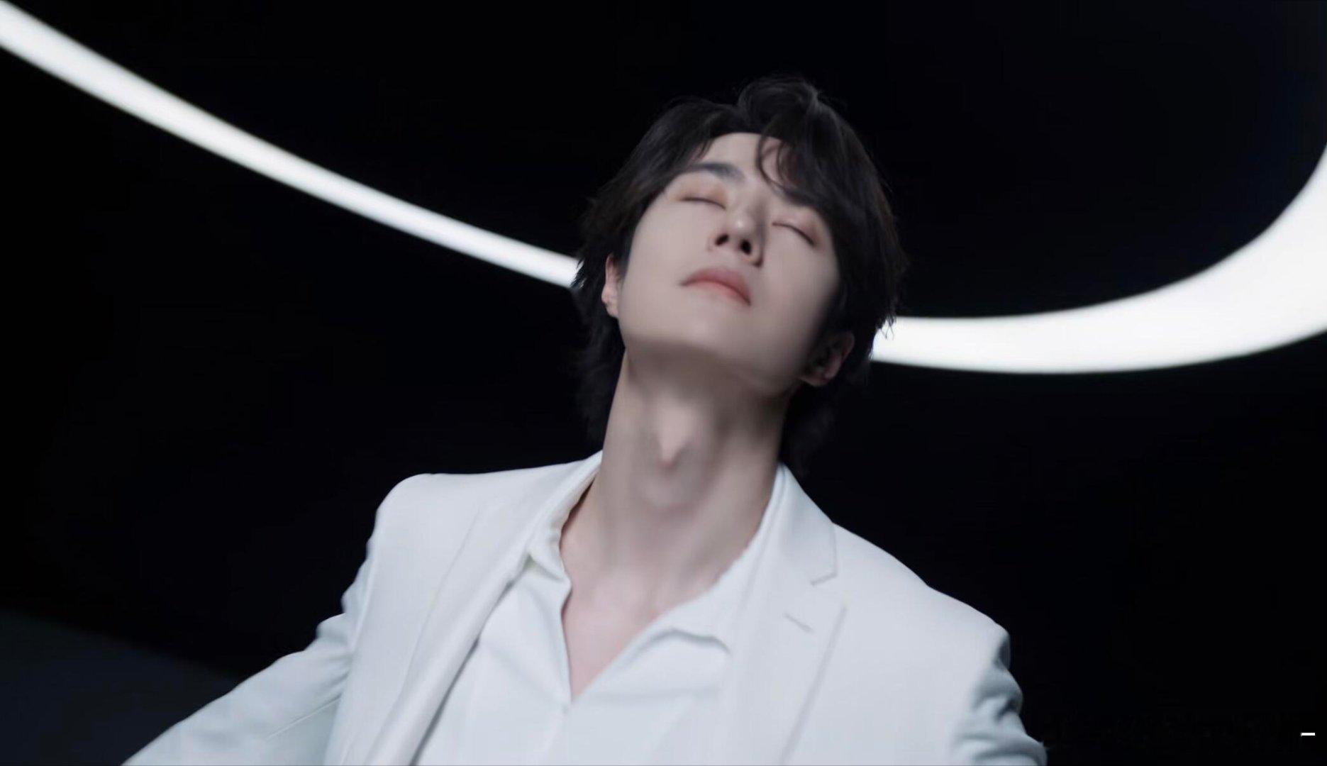 卧槽！飞科的广告让我一整个梦回王一博跳《散落的华服》！！！王一博真的好适合白色