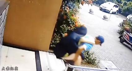 四川峨眉山市一小区内，户主熊某凌晨在家熟睡时被两名蒙面歹徒控制，家里现金首饰全被