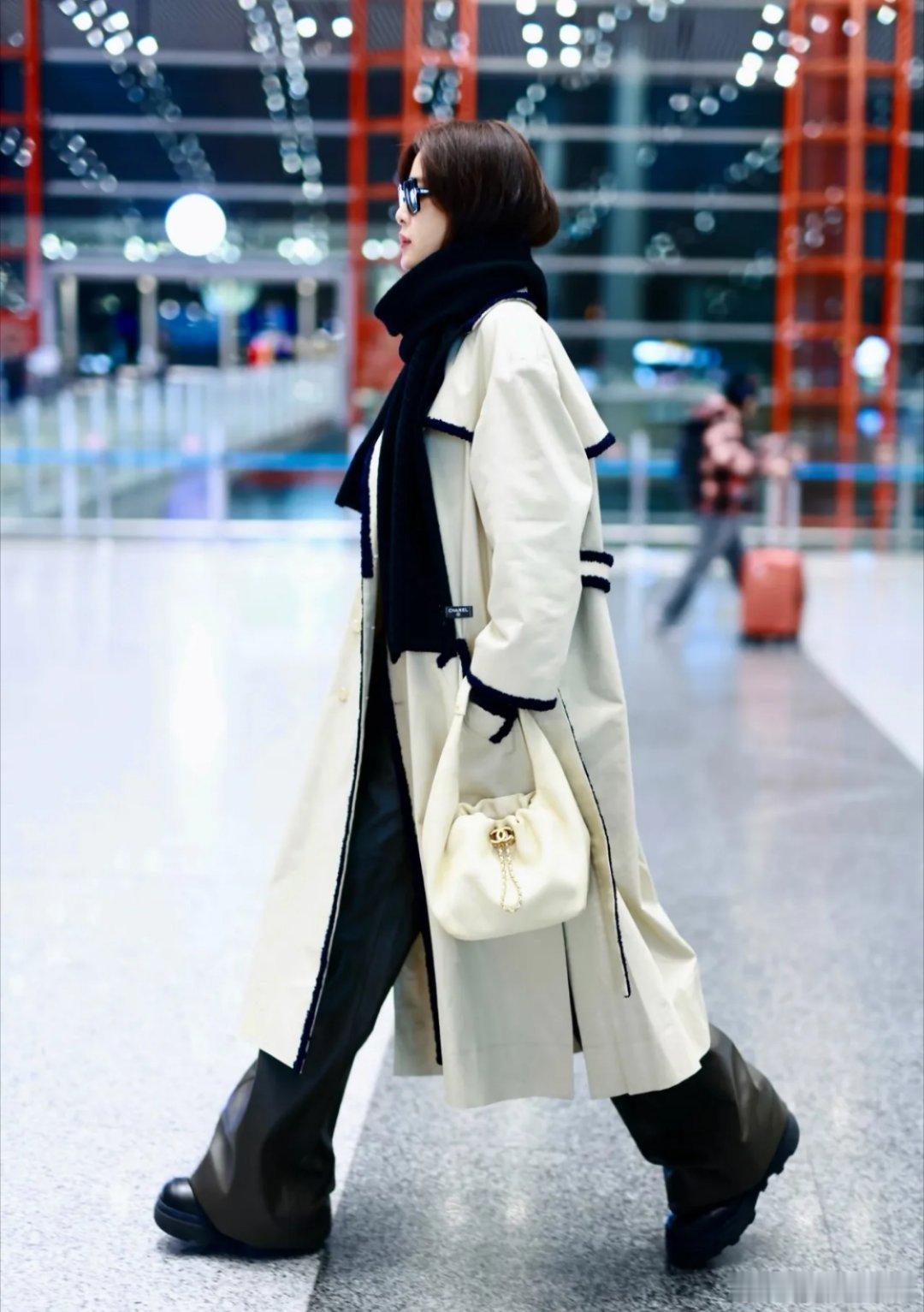 辛芷蕾n前往香奈儿纽约大秀，机场穿搭很美！2026春夏预告系列米色风衣，搭配手袋