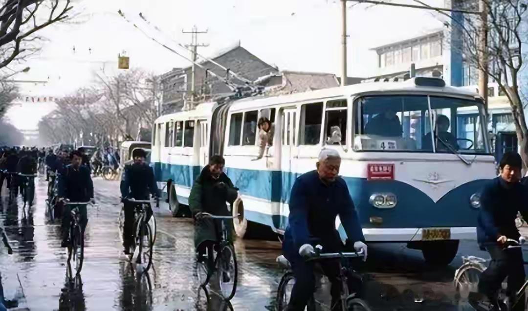 西安街头现在小偷们，袖囗藏夹子掏衣袋内钱包的人，手执药瓶碰磁的人，几乎绝迹了！