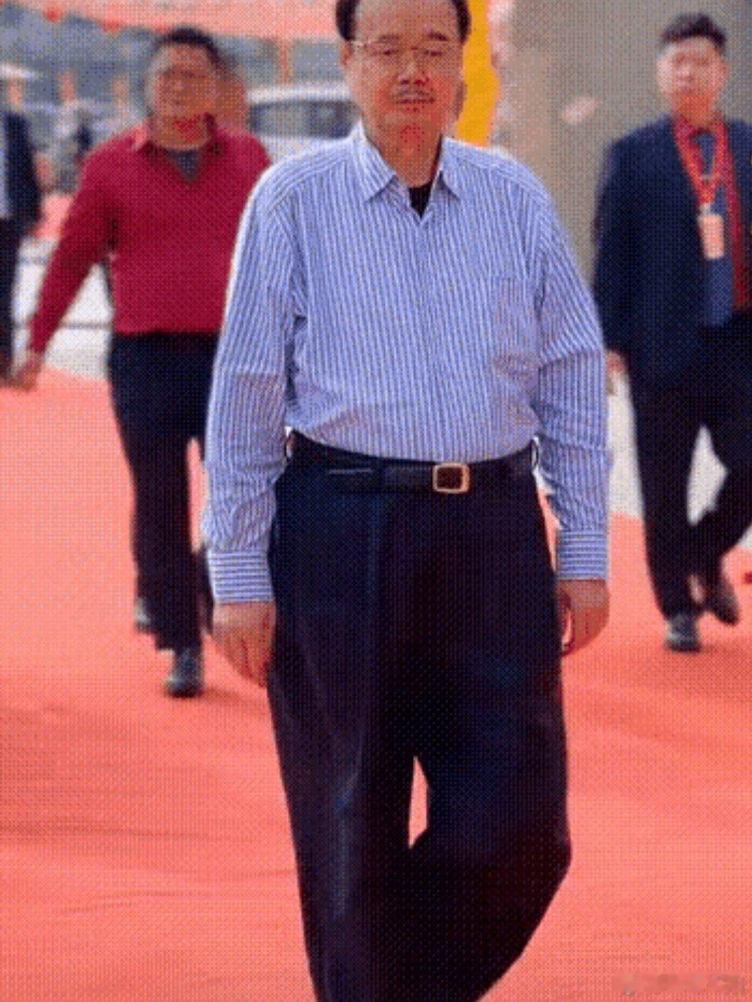 做人切莫贪得无厌，否则终将一无所获。有位老板回乡做慈善时，偶遇一名乞丐，对方开口