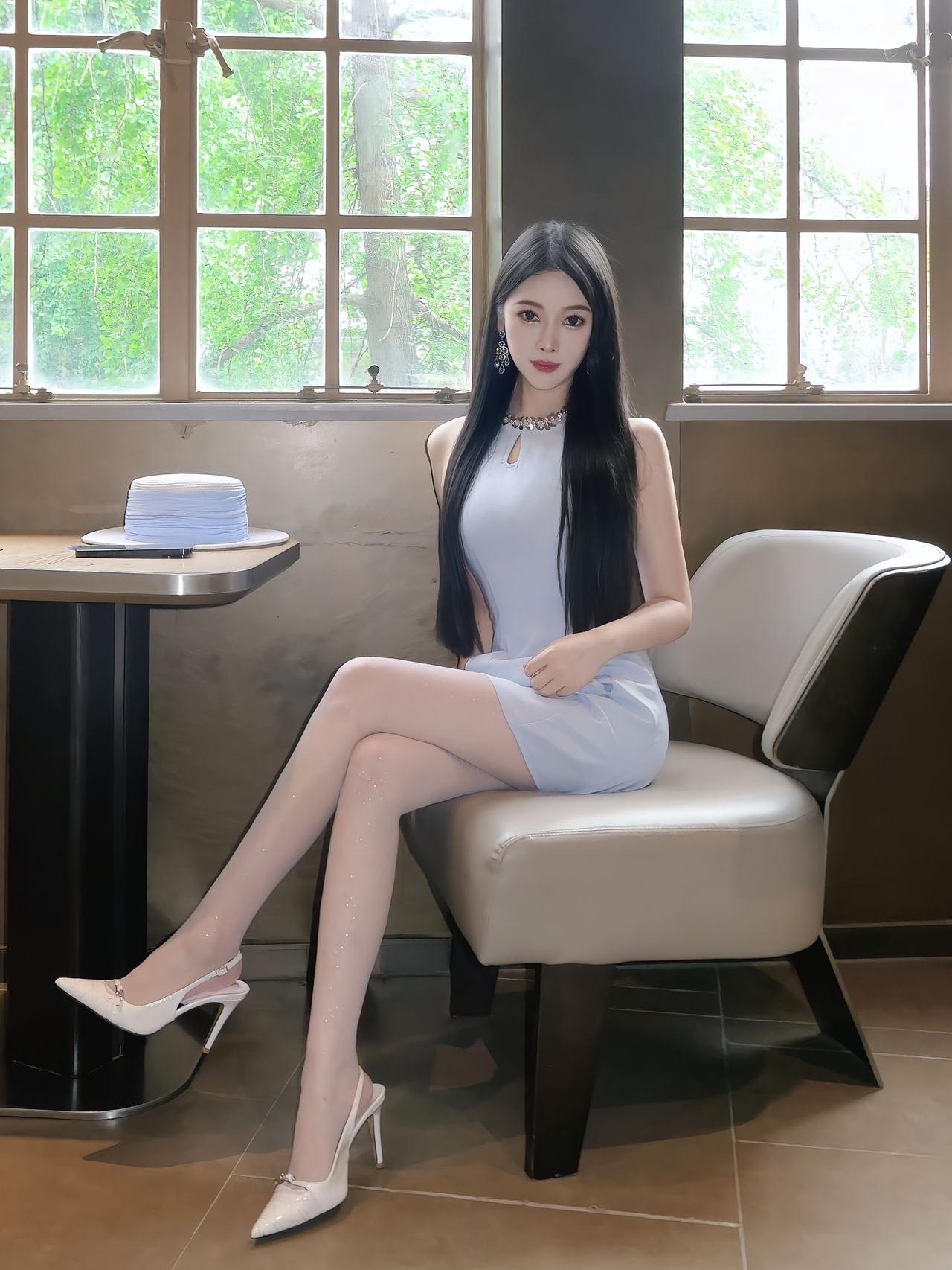 清冷系气质女神穿搭：浅蓝裙装+亮闪丝袜，氛围感直接拉满谁懂啊！这组浅蓝无袖连