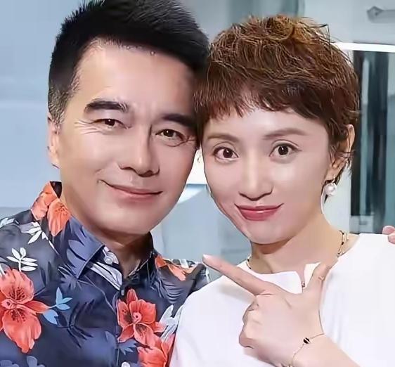 别再说全职太太没价值了。许亚军现在的爆发，恰恰是娶了一个“没事业”的妻子。何