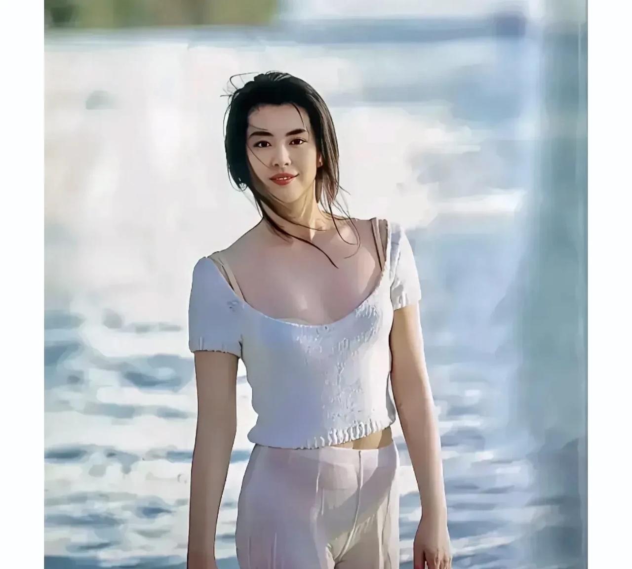 这是29岁的王祖贤在海边的一张留影老照片，拍摄于上世纪九十年代。不愧是最美“聂小