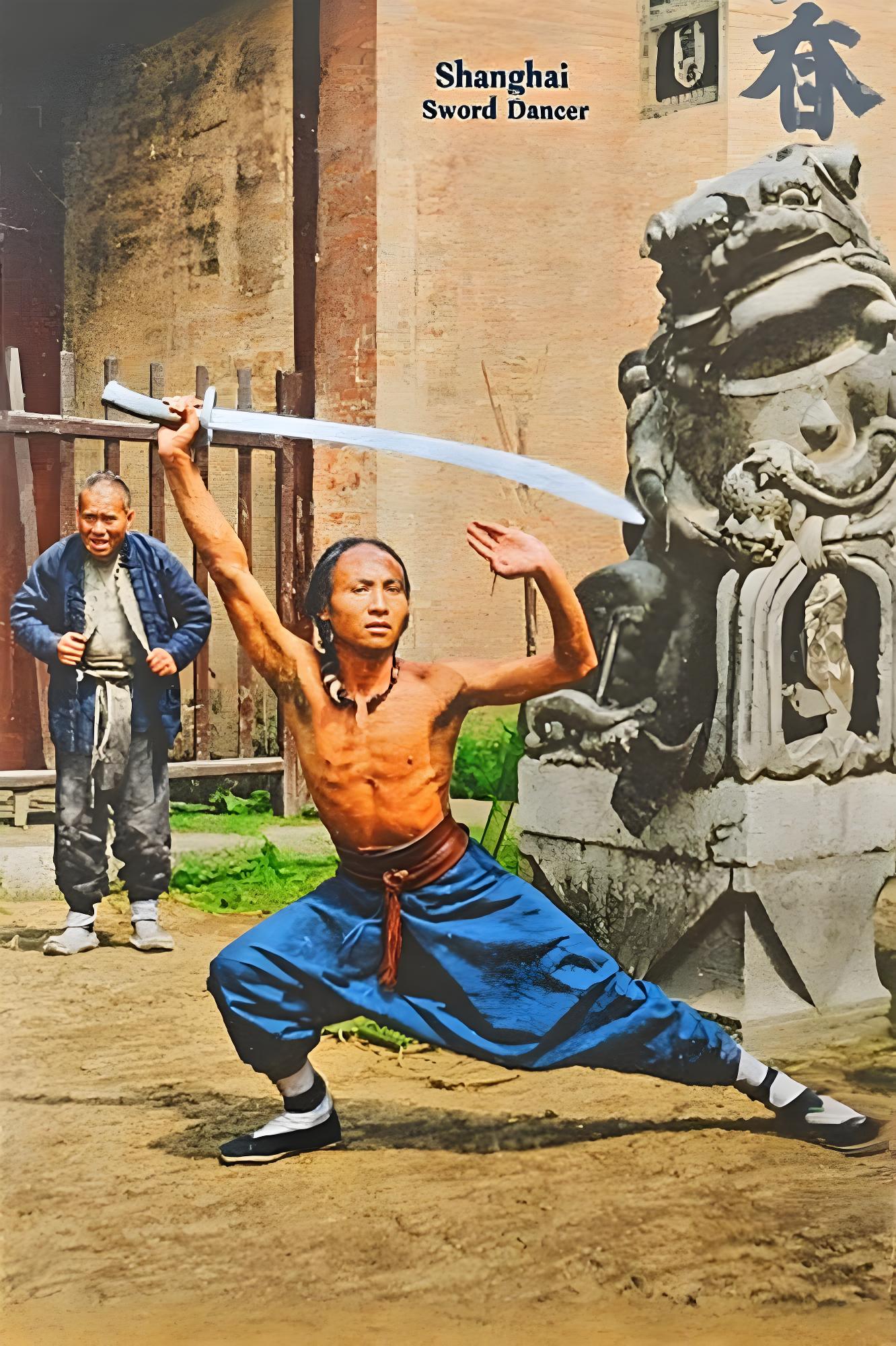这张老照片呈现出清末一位上海挥舞大刀的男子。画面中，舞刀者赤裸上身，身着深色裤装