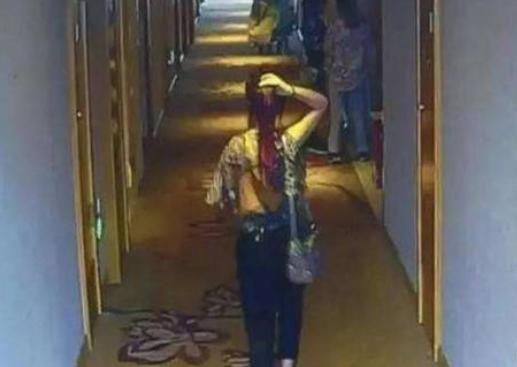 四川宜宾，一女子酒后去足疗店，迷糊间走错房和屋里陌生男稀里糊涂发生了关系，中途还