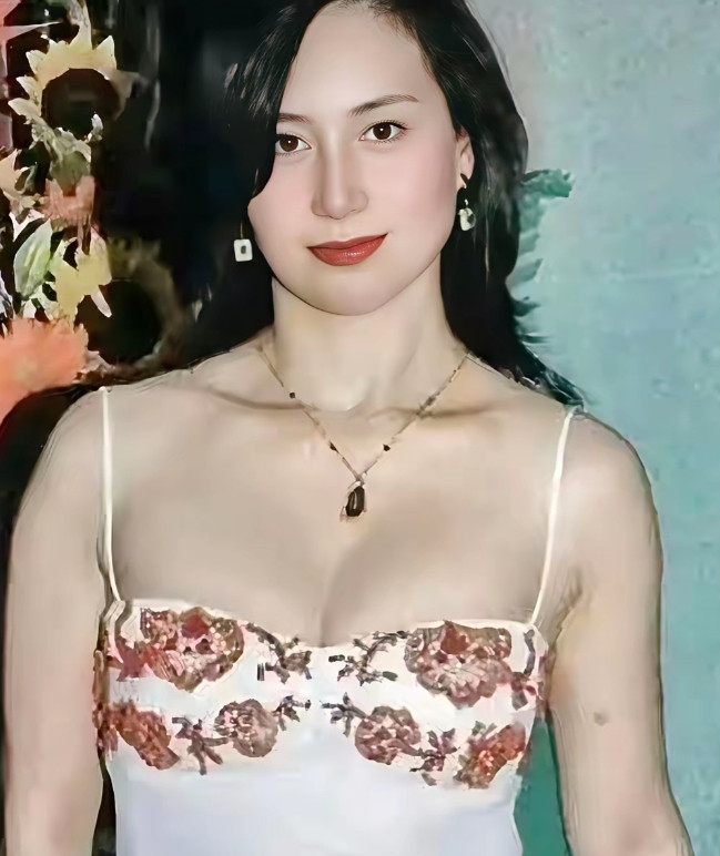 娱乐天地：有网友晒出何超琼年轻时照片！真美！性感迷人！难怪她的初恋情人陈百强，因
