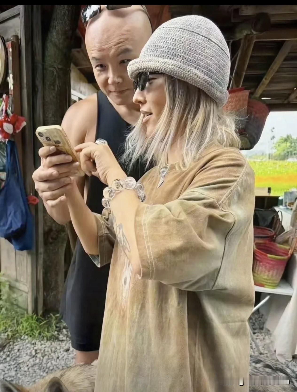乐嘉，曾经的相亲节目主持人，因睾丸炸了事件而遭受重创，他的私事被曝光，让他一度陷