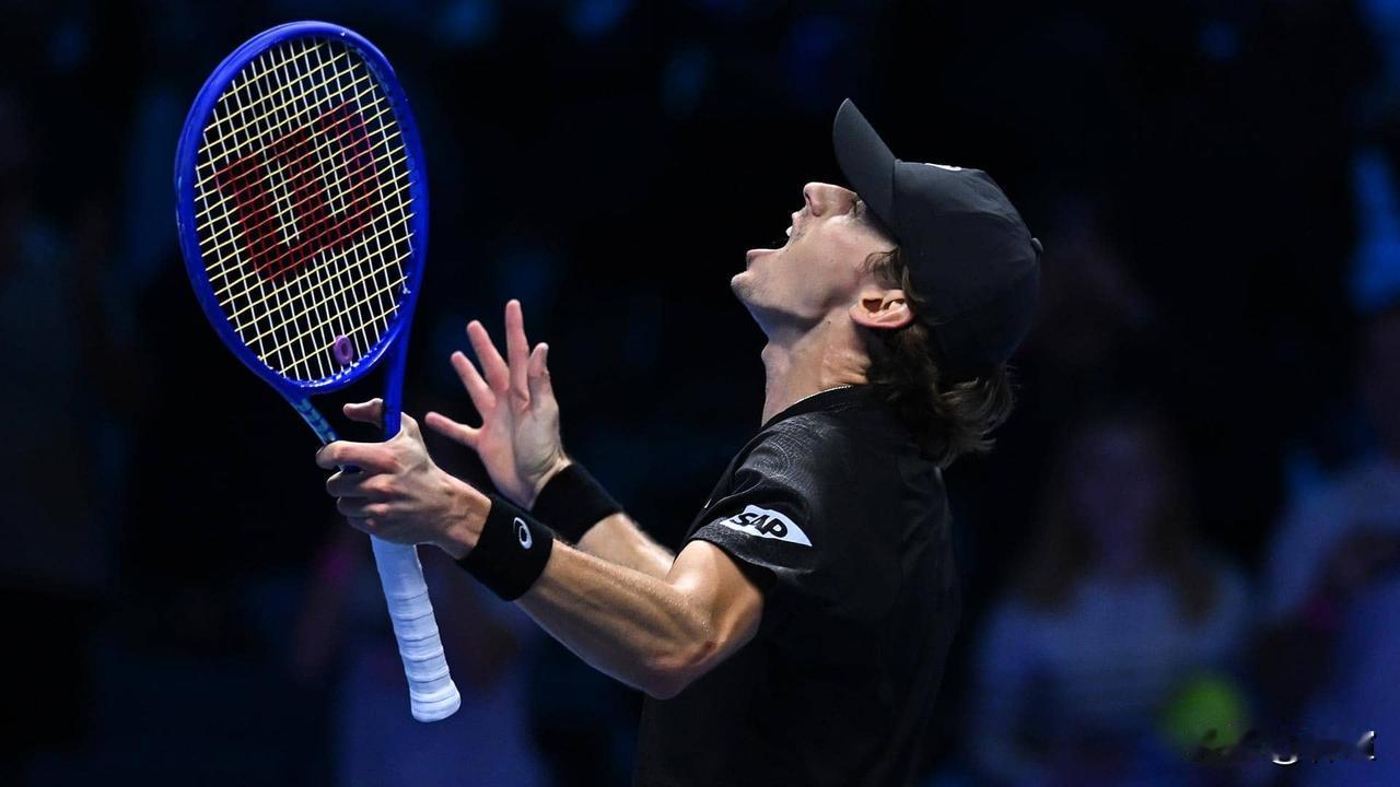 说个好玩的！尽管在年终总决赛幸运“挤”进男单半决赛，但德米纳尔却还是创造了一项