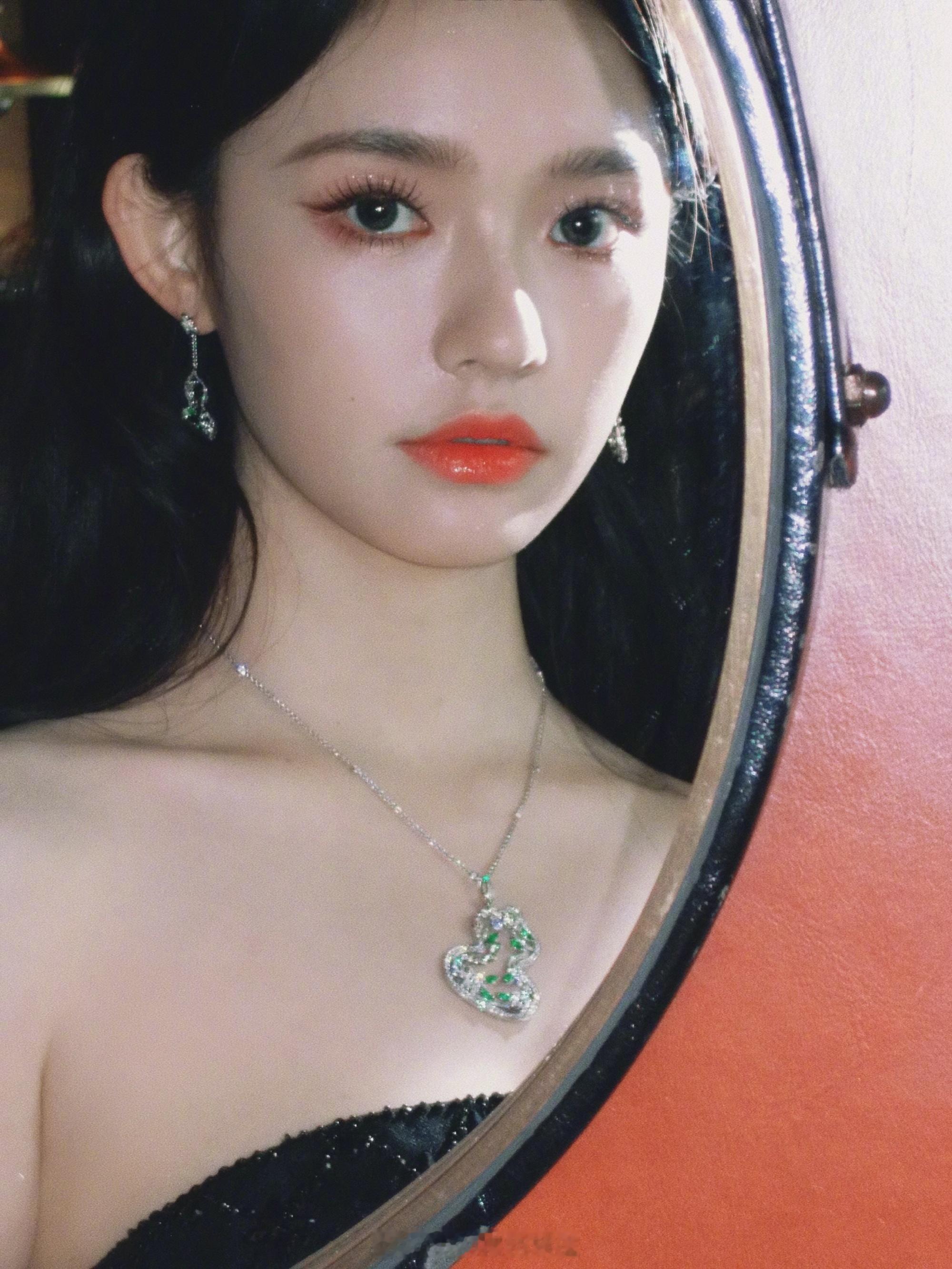 林允粉唇怼脸美照满满的胶原蛋白