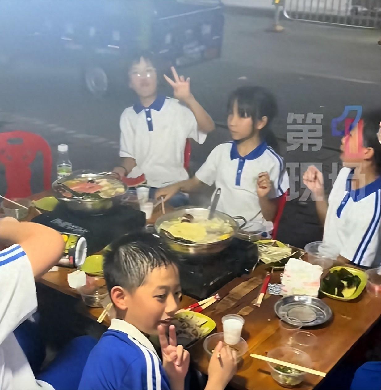 太治愈了！据报道5月17日，深圳一桩普通火锅店偶遇事件却凭最朴素的一幕引起讨论。