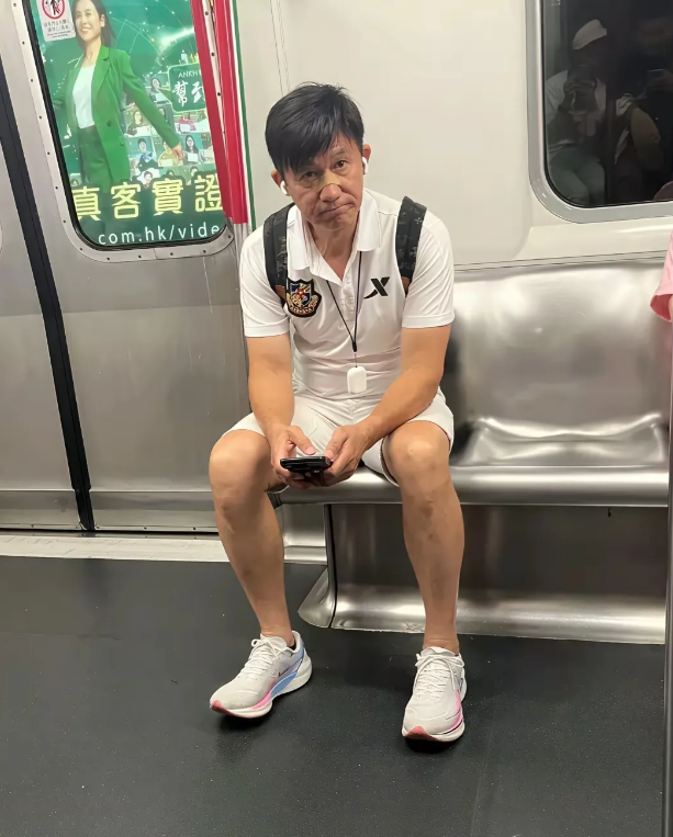 这么大的明星也坐地铁，真低调
