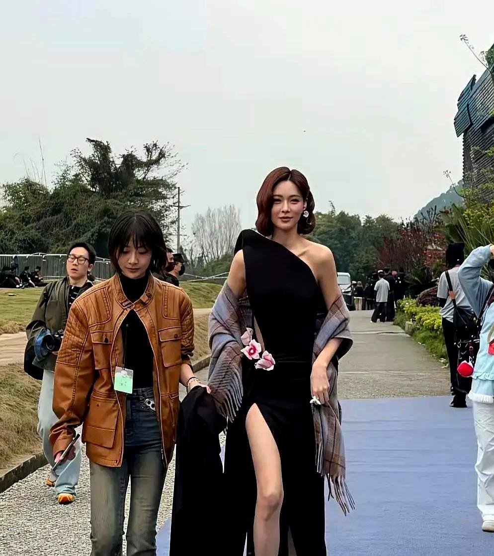 很多人都想不通，沈梦辰到底图杜海涛啥？十年恋爱长跑，从不被看好到2022年领