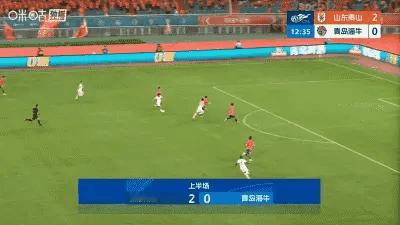 泰山两名球员的倒地防守，就像按错了键，对金永浩无法形成干扰，金永浩这球进得太容易