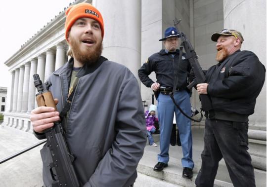 美国民间分散了4亿支枪，为什么美国人造反比登天还难，说白了，美国民众确实有枪，但