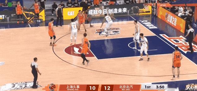 古德温扬眉吐气！对阵北京男篮的上半场比赛中，古德温不仅让杰曼吃到技术犯规，而且