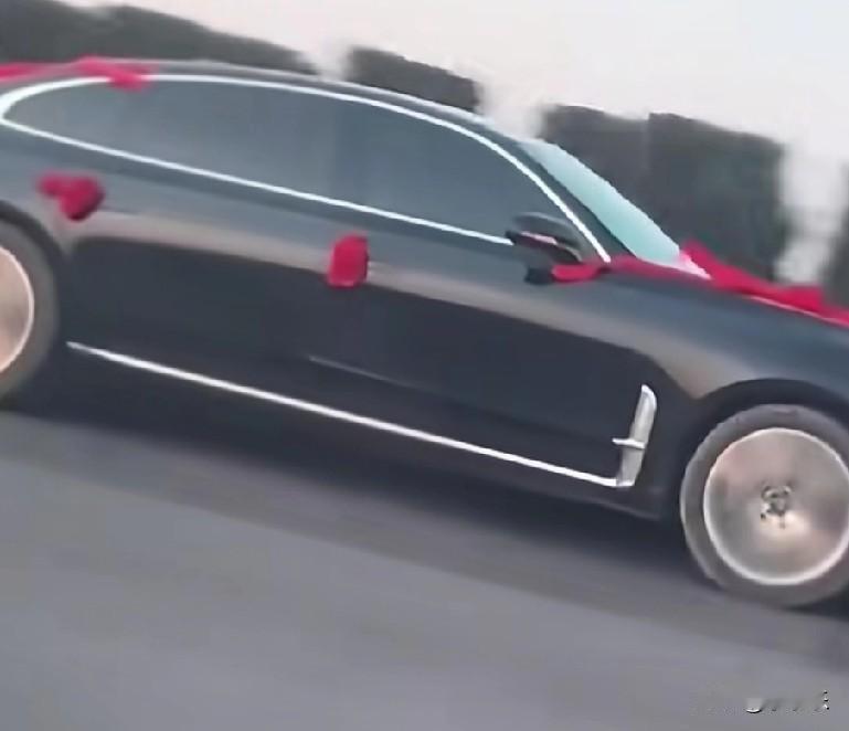 2月8日，一贵州女孩远嫁河南，新郎是河南驻马店的，大婚的日子，女孩的父亲执意要开