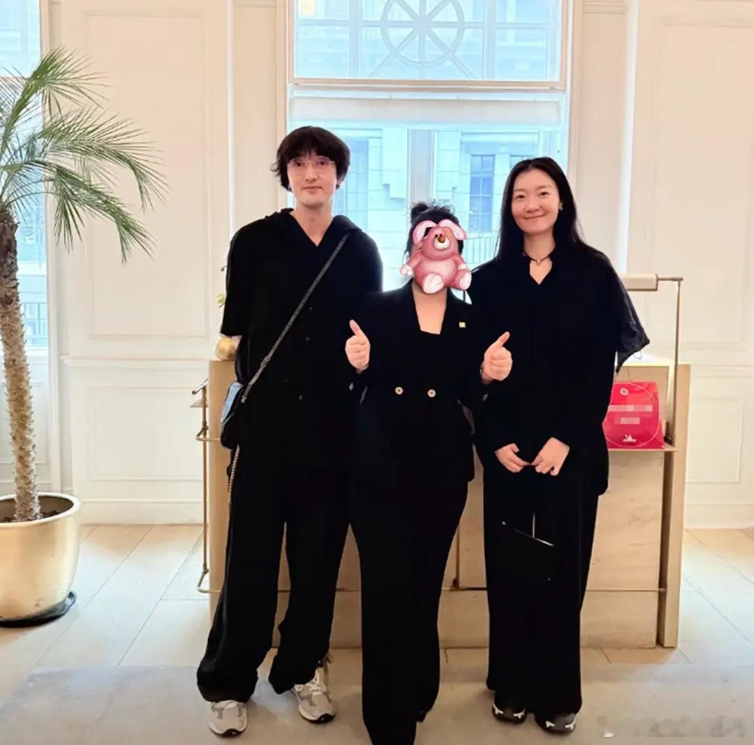 王传君齐溪同框营业，告别邋遢感，认真打扮后看着年轻了有10岁！