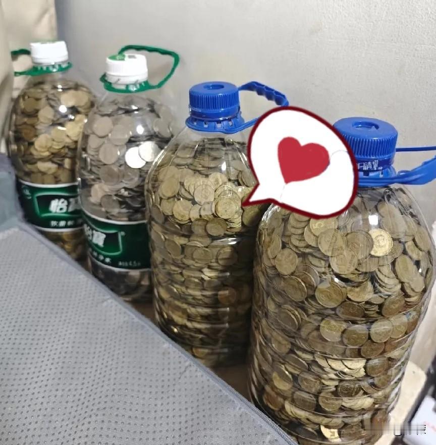 今天总算下定决心，把十年前攒下的一万多枚梅花五角硬币出手了，单枚按1.5元转的。