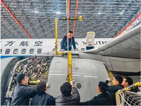 南航退役的波音737-700在贵阳机场拆解，本以为是拆废铁，结果发动机舱里直接藏