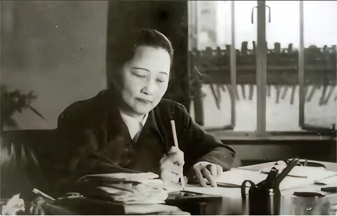 宋庆龄一生见尽权贵，却唯独对毛主席说：您是我遇见过最明智的人1977年，83岁