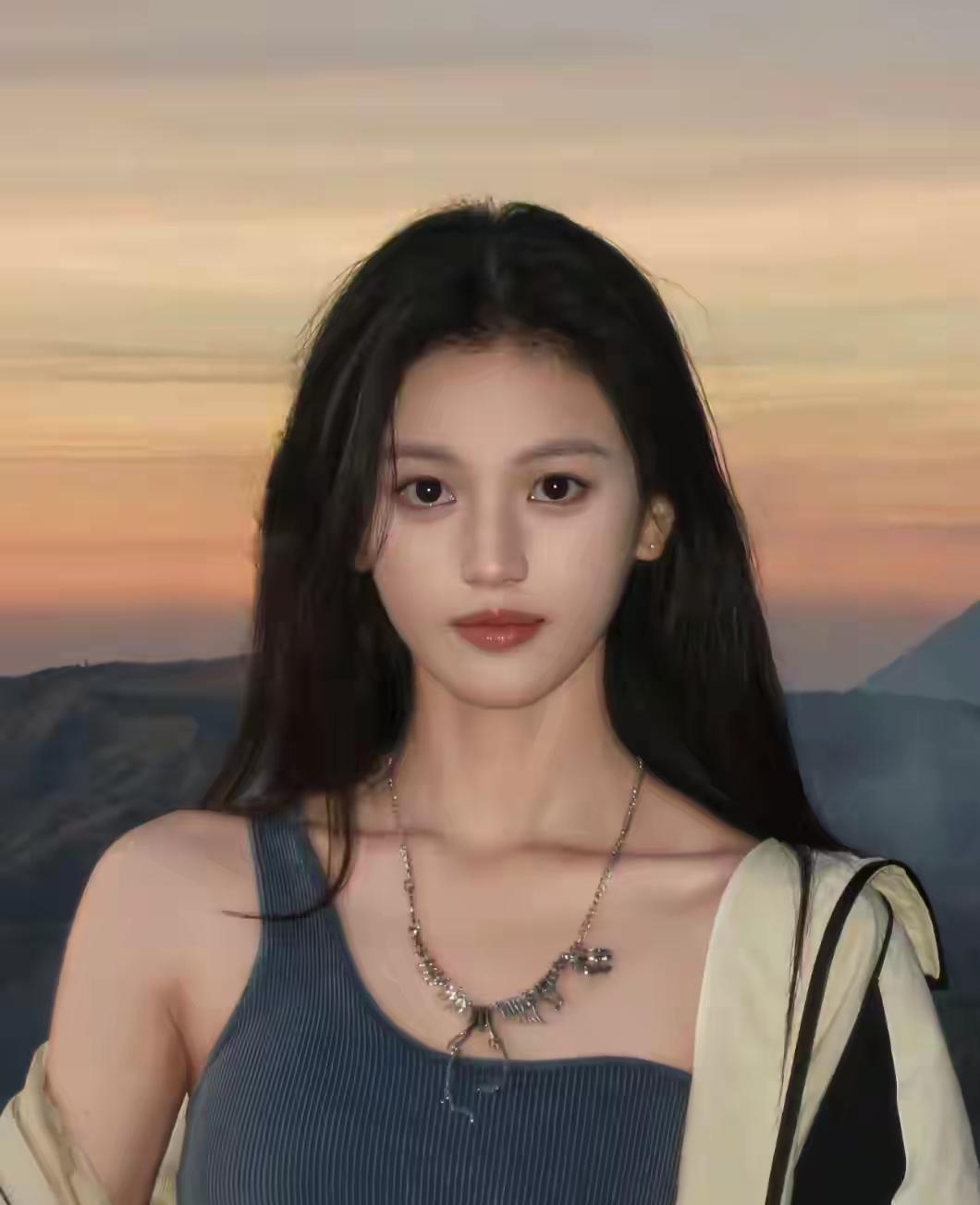 日落时分，少女与山峦的静谧时光谁有花草照片，可以晒下吗