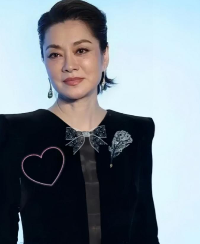 放弃上百亿的遗产，带儿女远赴美国，如今才知道毛阿敏有多聪明。260亿的遗产，说不