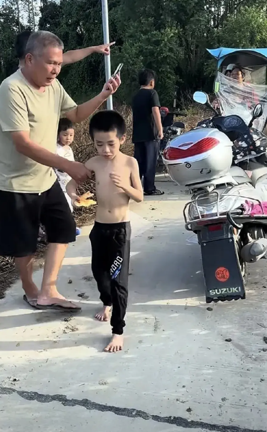 疑似苍山走失的自闭症男孩儿，你们看着像吗？1瘦了点：可能这两天在大山里吃不上