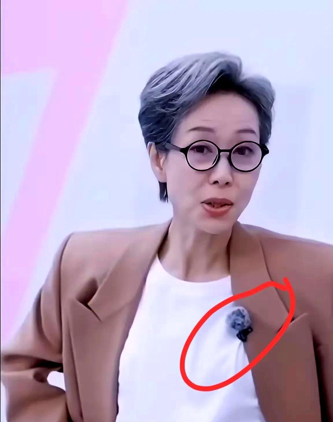越来越不喜欢叶童了不是因为她老了也不是因为她脾气大，而是因为节目里有个细节