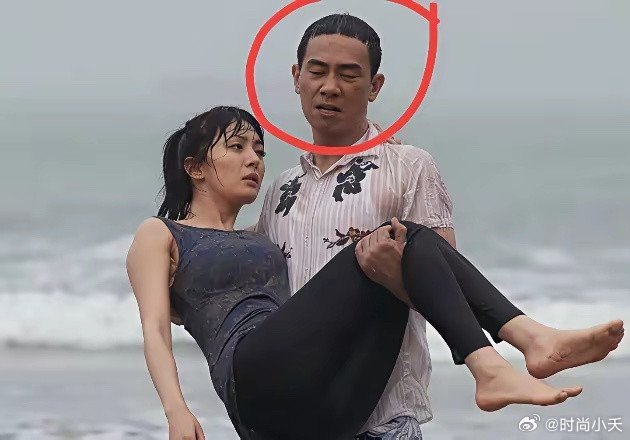 是陈小春太弱，还是杨幂太重？这吃力的