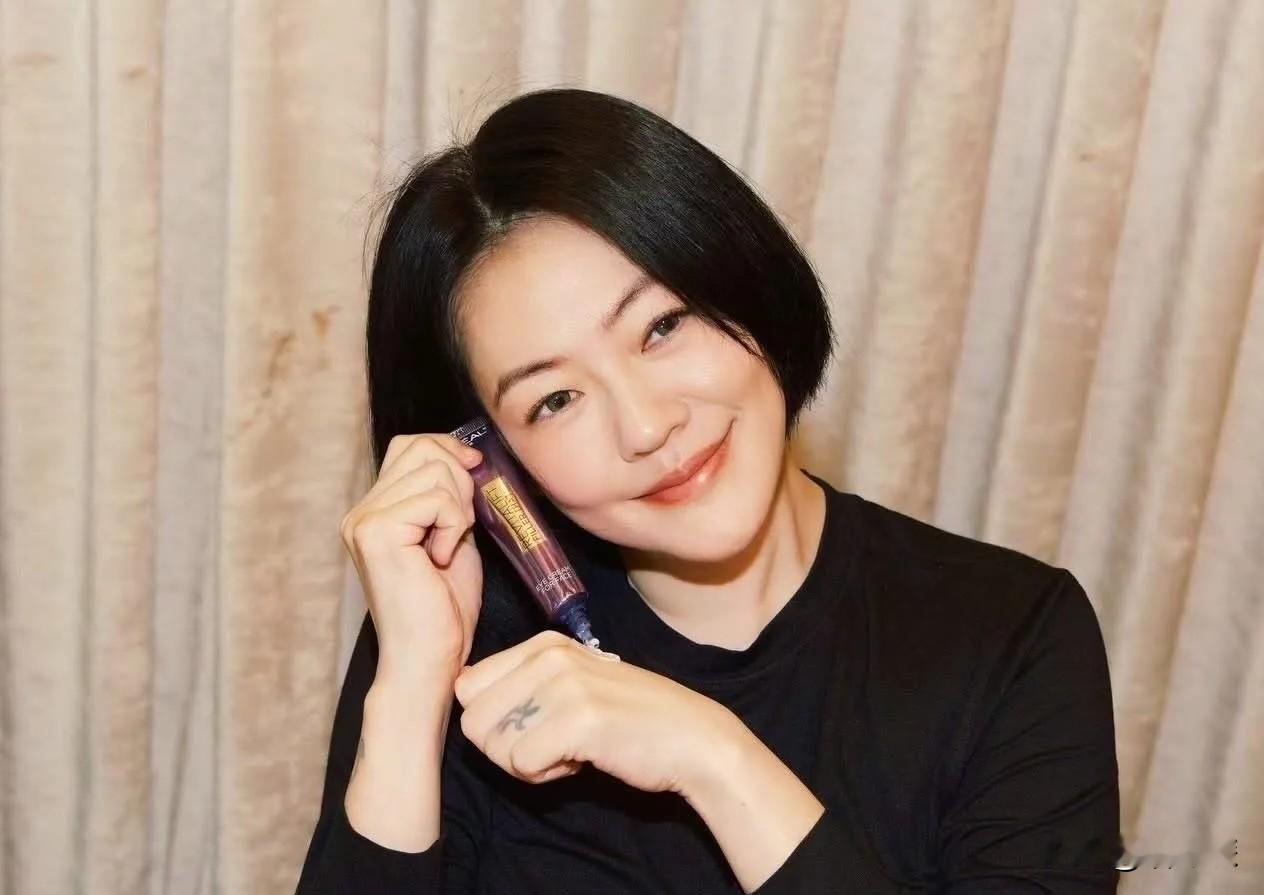 曲家瑞：“一年前梦见大S，她穿着淡粉色上衣，递给我一杯水，轻轻说了一句：‘来不及跟大家告别。’”小S