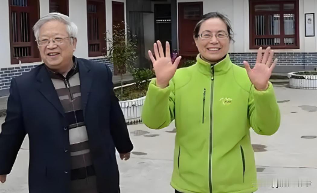 2005年，中国驻尼泊尔外交官朱敏才退休后，瞒着子女，带着妻子连夜离家，从此杳无