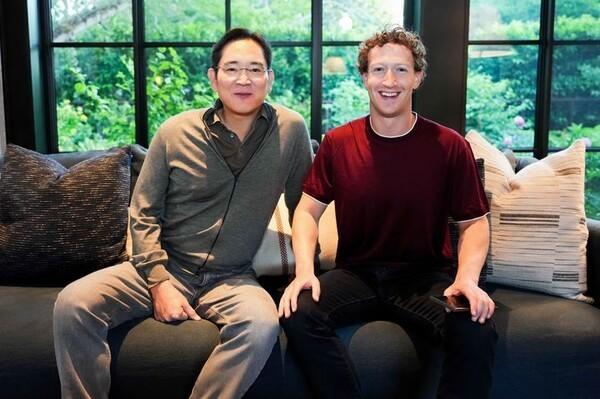 李在镕和扎克伯格合影，扎克伯格笑起来挺憨厚的，李在镕浑身都散发着商人的精明。他们